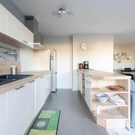 , Piscine Apartment *